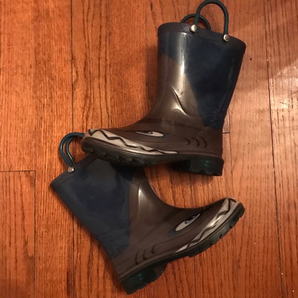 Shark light up rainboots - Picture 3 of 3